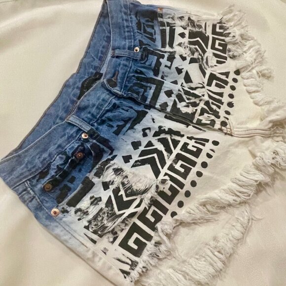 SIGNATURE 8 AZTEC DISTRESSED SHORTS SIZE LARGE - Picture 7 of 13